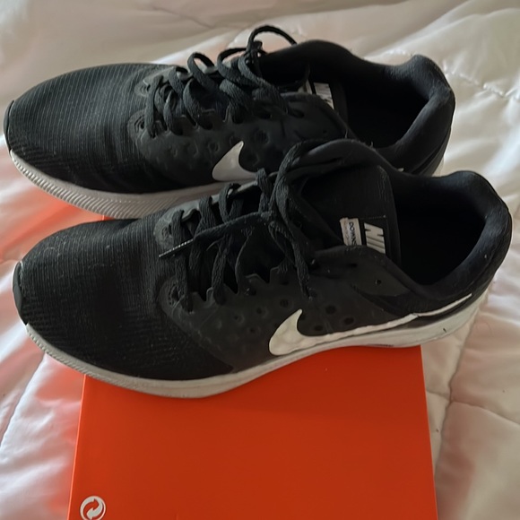 Womans Nike Sneakers - Picture 2 of 4